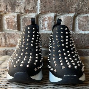 • Studded Gianni Bini Pellow • Size 9 •